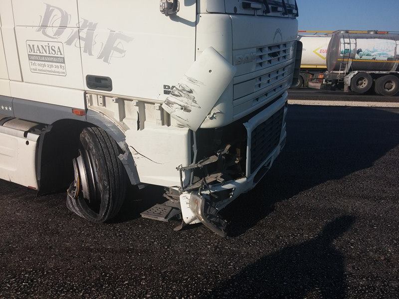 Tır ile Kamyonet çarpıştı