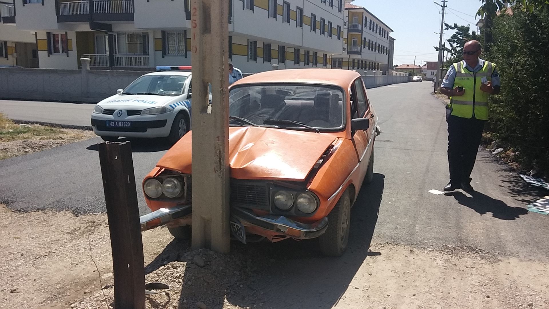 Otomobil yol Ortasında Kalan Direğe Çarptı ; 2 Yaralı