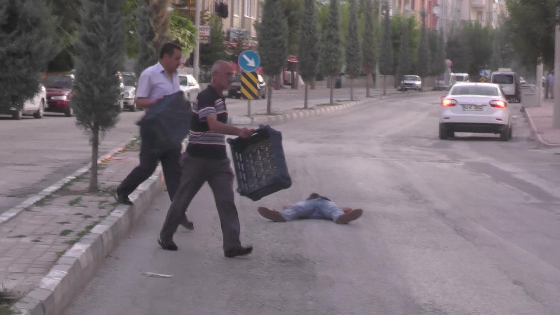 Yolda Yatan Kişiyi Ezilmekten Duyarlı Vatandaşlar Kurtardı!!!