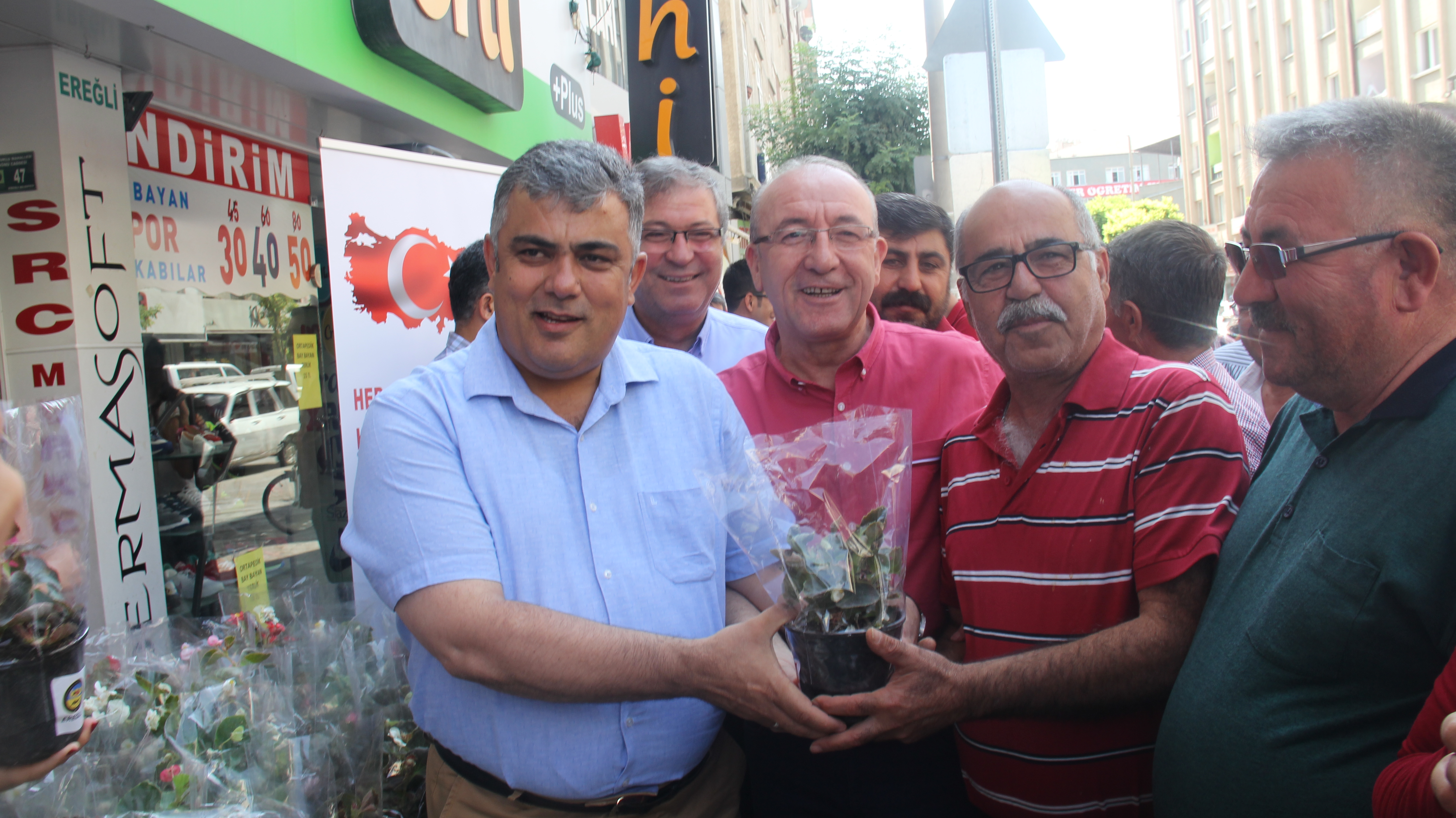 Demokrasi İçin Çiçek Dağıttılar