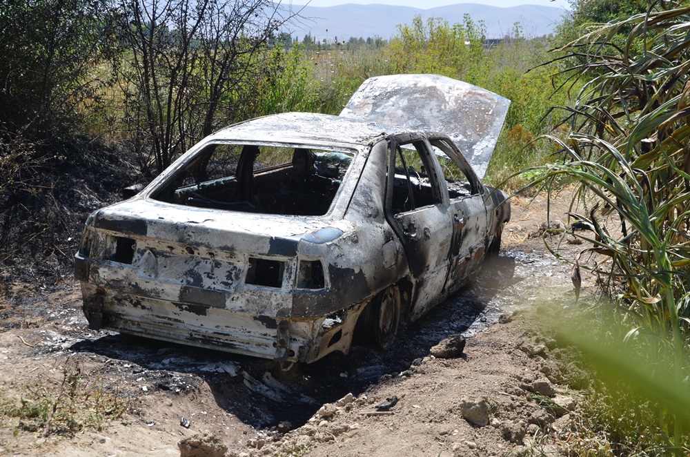 Mısır tarlasında, Yanan araç terkedilmiş halde bulundu