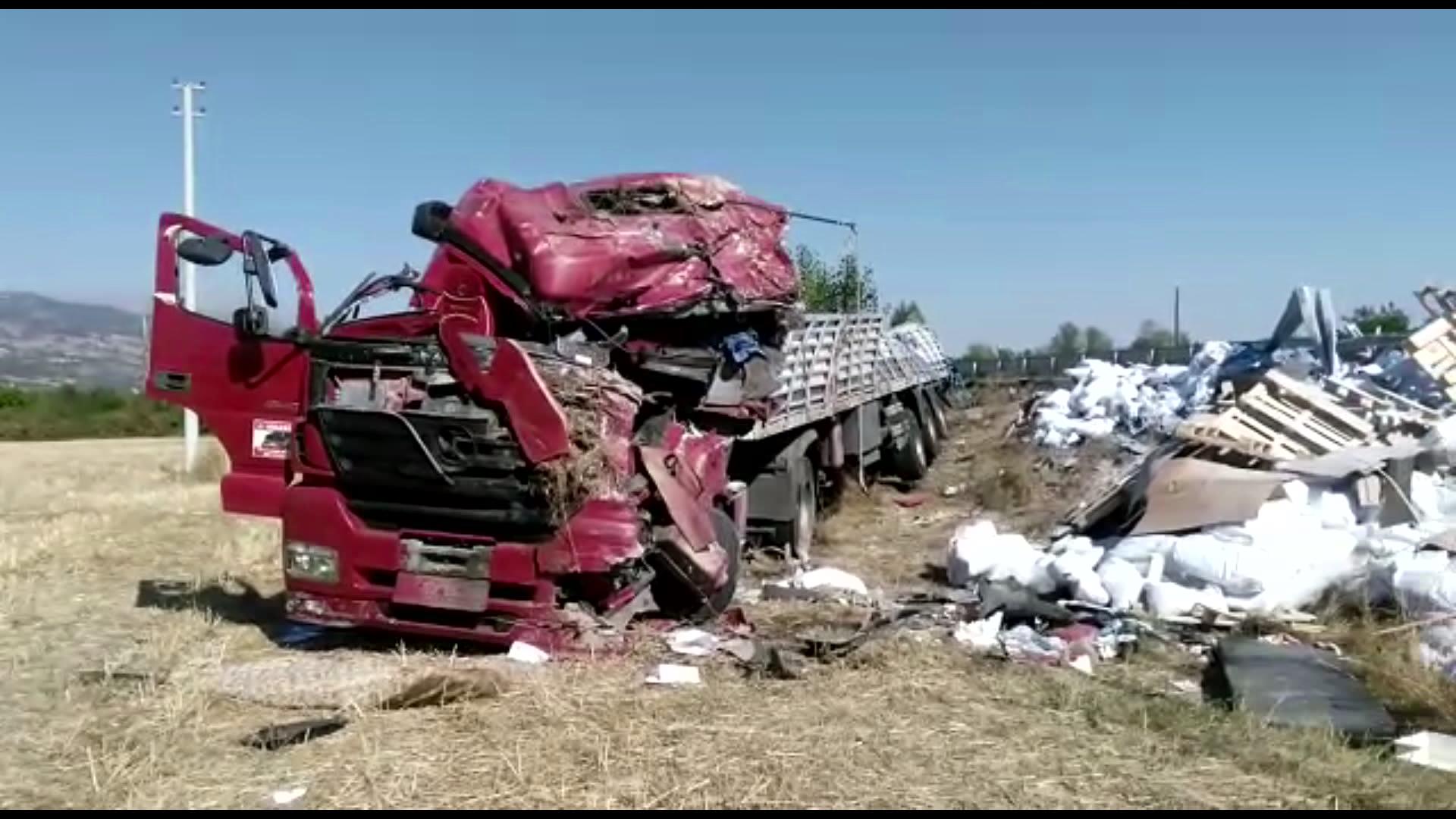 Tır Şarampole Yuvarlandı 1 Ölü