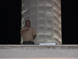 İntihar İçin Caminin Çatısına Çıktı, Sonra Darbeyi Protesto Etti