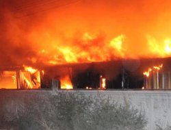 Mobilya dekorasyon fabrikası kül oldu