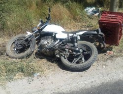 Virajı Alamayan Motosiklet  Direğe Çarptı