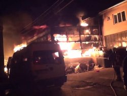 Yangında Üç İş Yeri ve Kamyon Kül Oldu