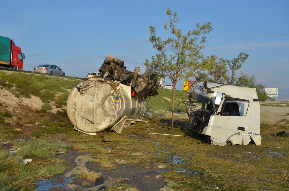 TIR  kazada Üçe bölündü: 3 Yaralı