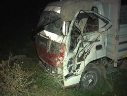 KAMYONET VE TRAKTÖR ÇARPIŞTI: 3 YARALI