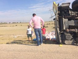 YEM TAŞIYAN TIR DEVRİLDİ