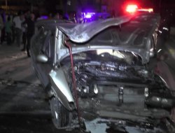 Yoldan çıkan otomobil direk devirdi