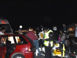 Hafif Ticari Araç ile Otomobil Çarpıştı: 11 Yaralı