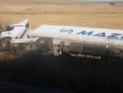 YOLDAN ÇIKAN TIR ŞARAMPOLE UÇTU ;1 YARALI