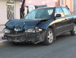 Otomobil İle Hafif Ticari Araç Çarpıştı: 1 Yaralı