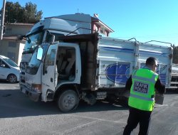 TIR İLE KAMYONET ÇARPIŞTI: 1 YARALI