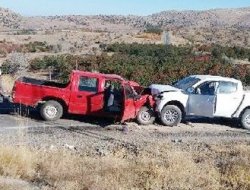 İki kamyonet çarpıştı: 2 ölü, 3 yaralı