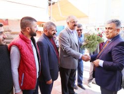 Esnaf Çiçeklerle Karşıladı