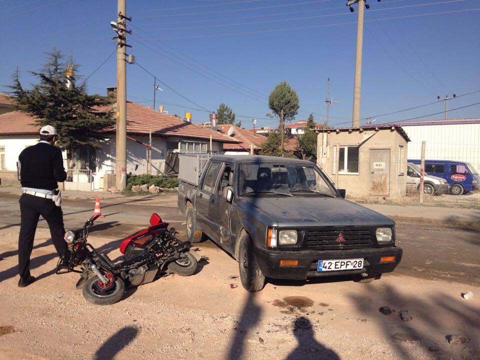 Kamyonet ile Şarjlı Bisiklet Çarpıştı: 3 Yaralı