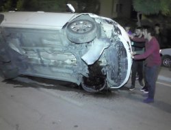 Park halindeki otomobile çarpan otomobil yan yattı