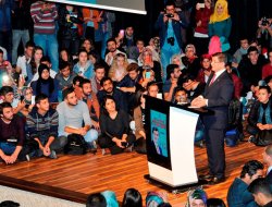 DAVUTOĞLU ÖĞRENCİLERLE BULUŞTU