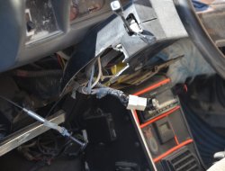 ŞEKER FABRİKASINDA ÇALINAN OTOMOBİL CAMİ ÖNÜNDE BULUNDU!