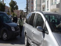 AFGAN UYRUKLU SÜRÜCÜ İLE GURBETÇİ SÜRÜCÜ’NÜN  KULLANDIĞIARAÇLAR ÇARPIŞTI!