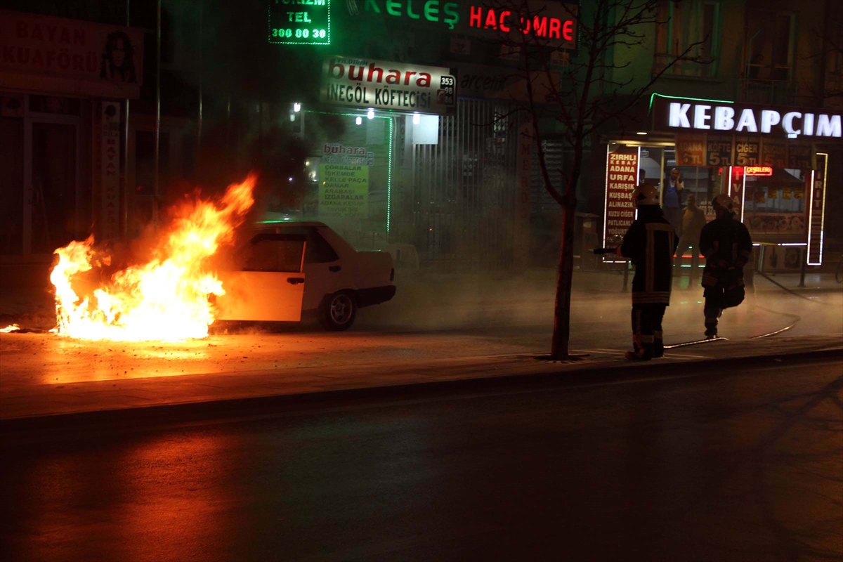 Seyir Halindeki Otomobil Alev Alan Yandı