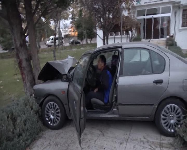 Parkta Sabah Yürüyüşü Yaparken Otomobil Altında Öldü