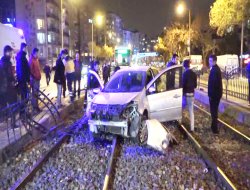Otomobil, Tramvay Yoluna Uçtu: 2 Yaralı