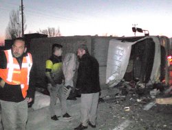 KAMYONET DEVRİLDİ: 3 YARALI