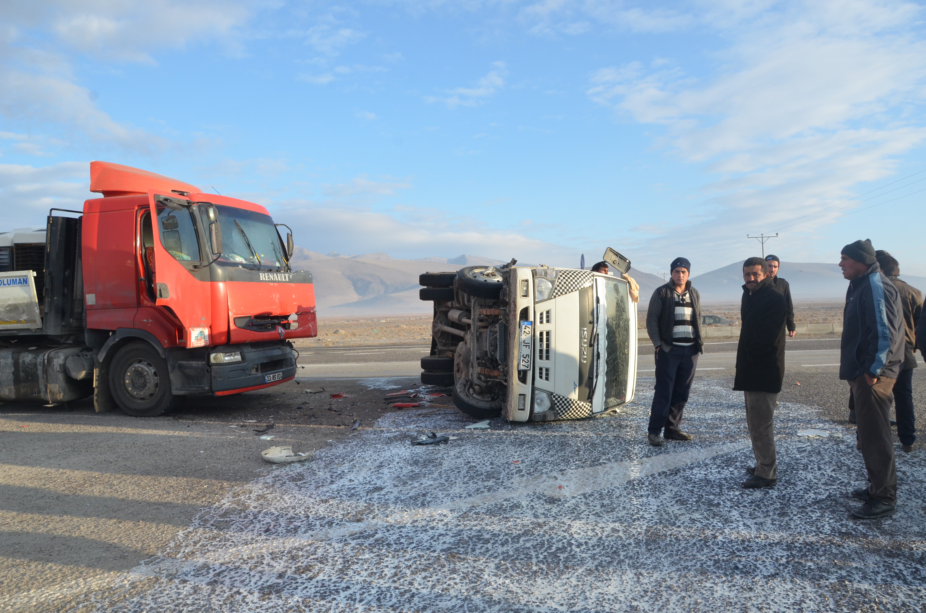 Süt Toplayan Kamyonet İle Tır Çarpıştı Karayolu Beyaz Buz’a Dönüştü!