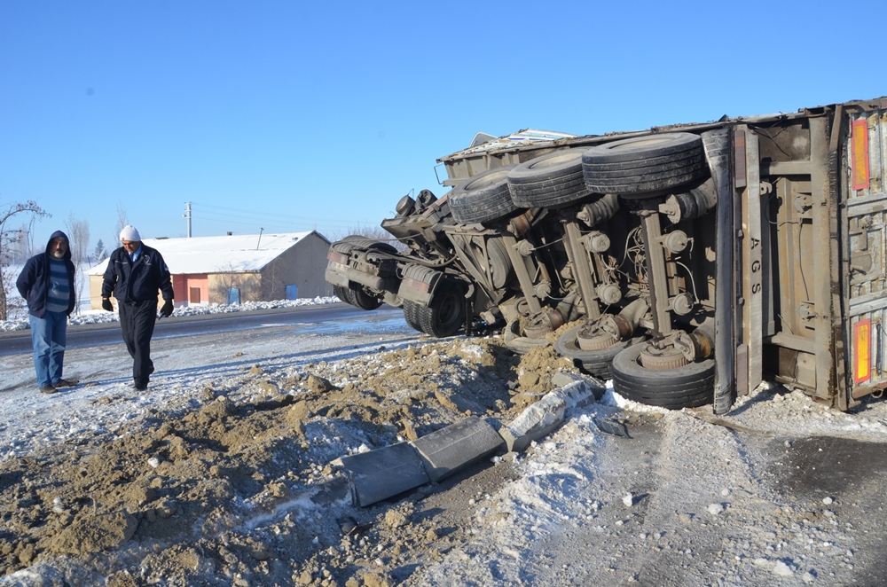 BUZLU BÖLGEDE 3 AYRI TRAFİK KAZASI