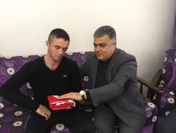 YARALI ASKERİMİZ TOLGA ÖĞÜTLÜ BABA EVİNDE