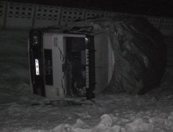 MANDALİNA YÜKLÜ KAMYON ŞARAMPOLE UÇTU: 1 YARALI