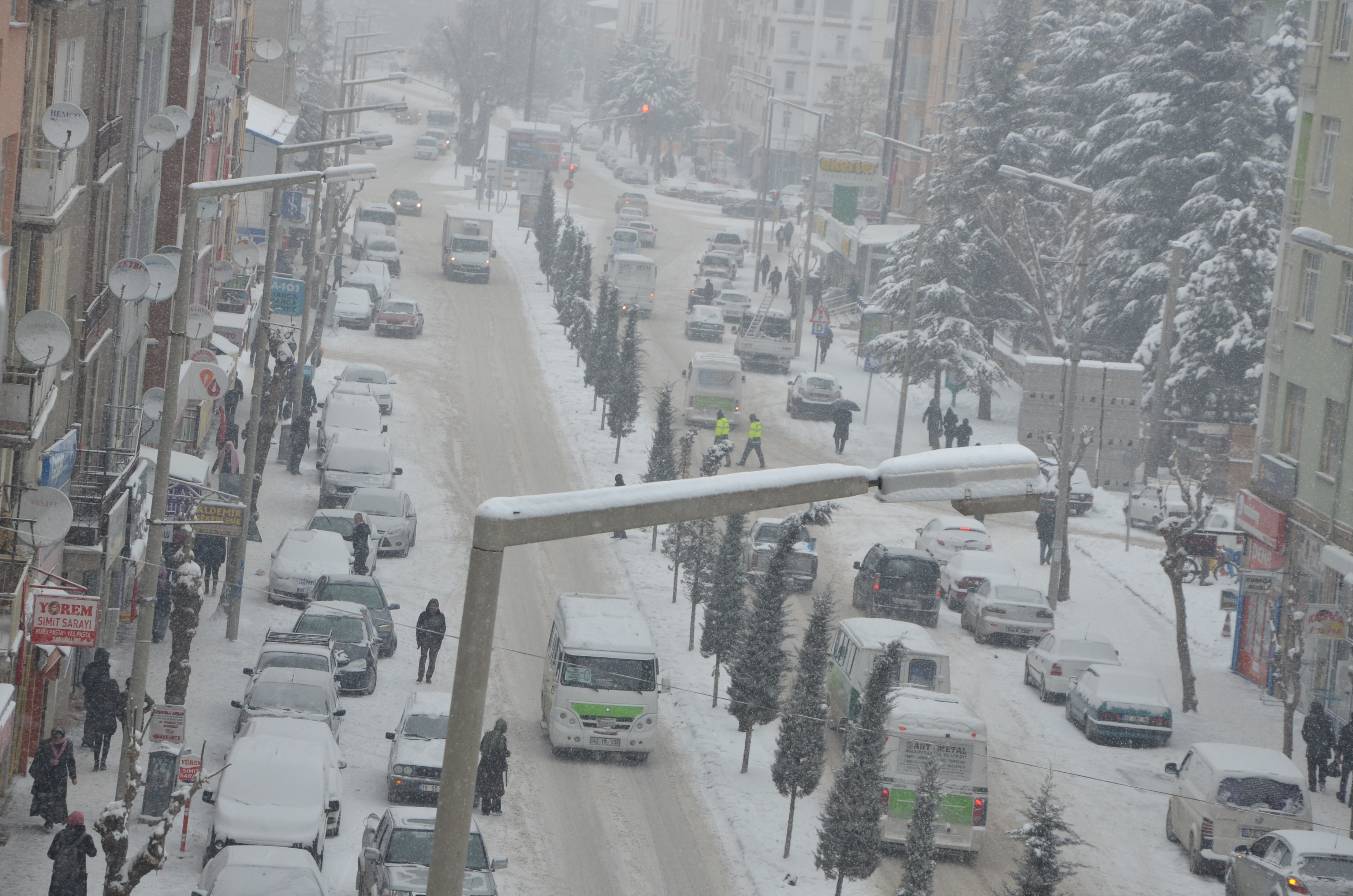 YOĞUN KAR YAĞIŞI EREĞLİ DE ETKİLİ OLUYOR