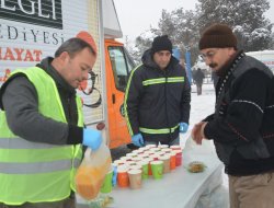 İkram Aracı Pazarcı Esnafının İçini Isıttı