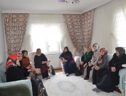 AK PARTİ KADIN KOLLARI BAŞKANI ÖZKAN VE YÖNETİMİ,ŞEHİT BOZ’UN AİLESİNE BAŞ SAĞLIĞI ZİYARETİNDE BULUNDU