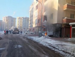 ALEV ALEV YANAN OTOMOBİL, BELEDİYE KAR EKİBİ TARAFINDAN SÖNDÜRÜLDÜ