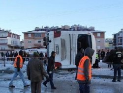 Buzlu Yolda öğrenci servisi devrildi: 2 ölü, 43 yaralı