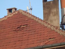 Fırtına’da Yaşlı Adam Canını Hiçe Sayarak Çatı Tamiri Yaptı