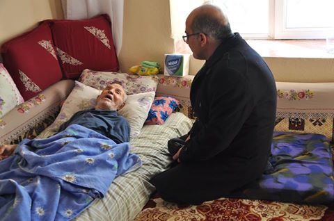 Nurişen Koçak  yaşlı  hastaları ziyaret ederek gönülleri alıyor.