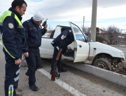 Kontrolden Çıkan Kamyonet Orta Refüje Çıktı
