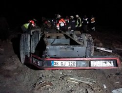 Yolcu otobüsü kamyona çarptı: 1 ölü, 12 yaralı