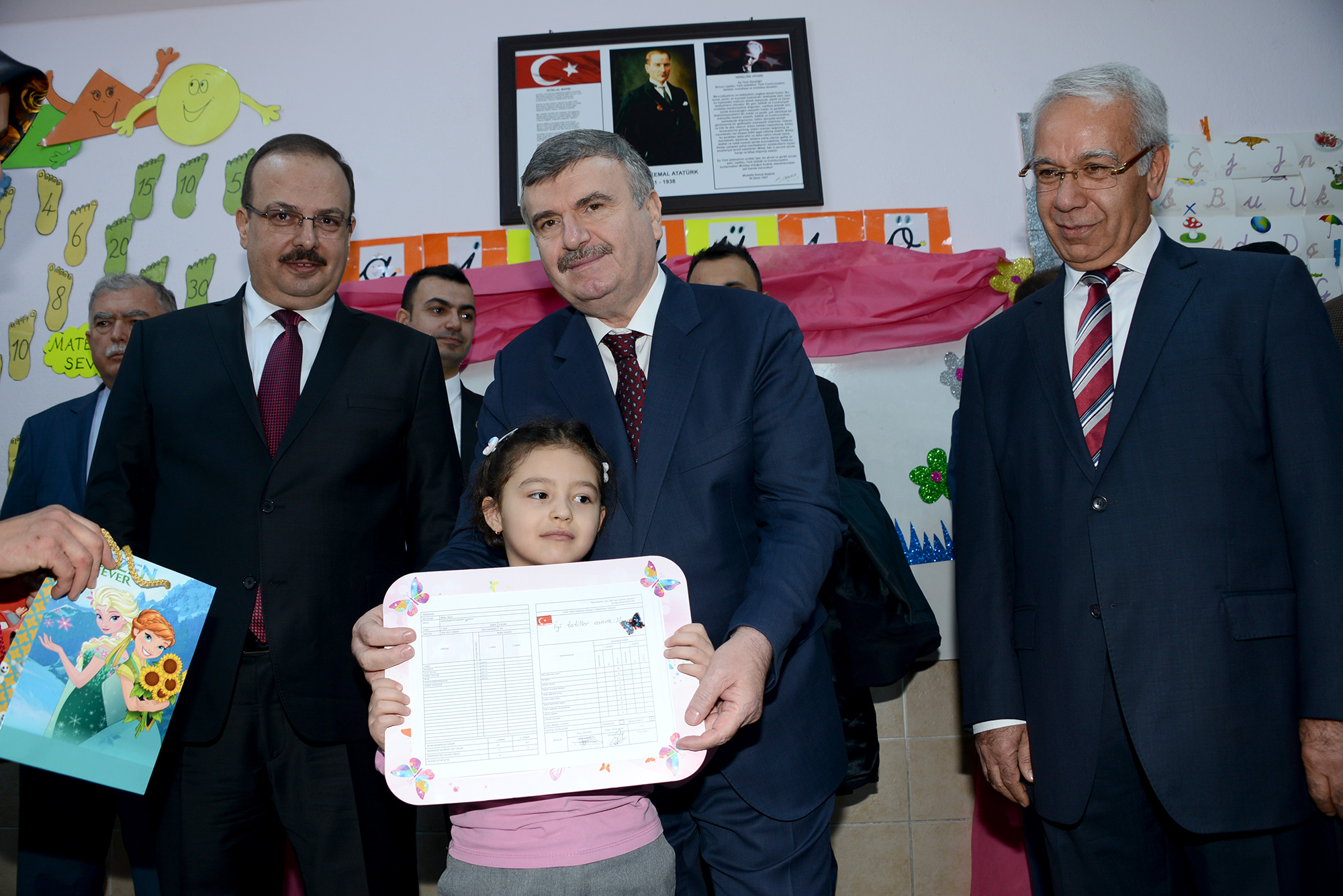 Başkan Akyürek Öğrencilerin Karne Sevincine Ortak Oldu