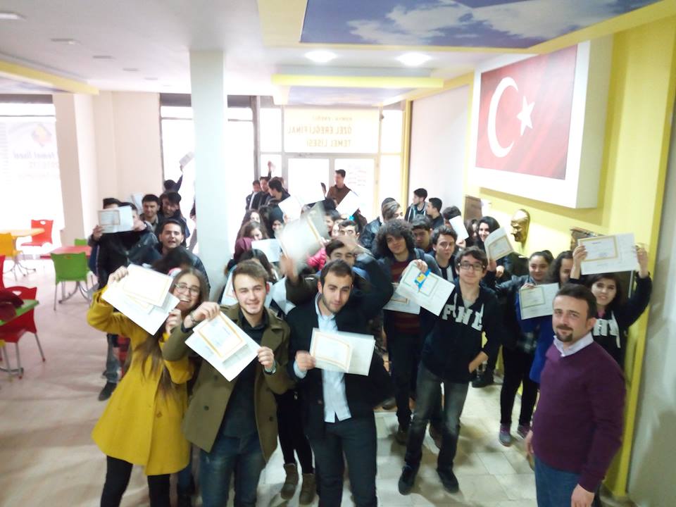 Final Lisesinde Karne Sevinci