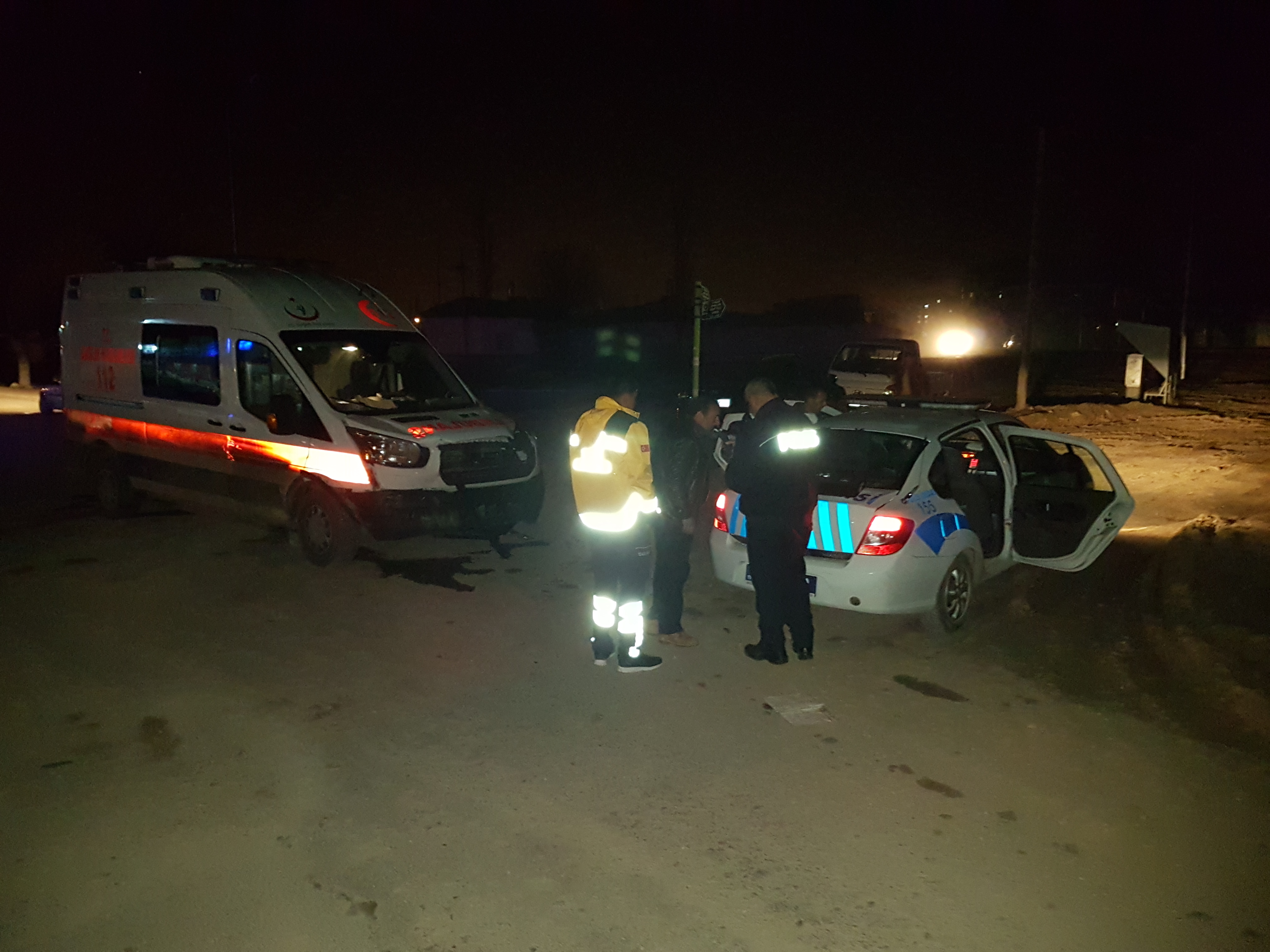 Otomobil İle Ambulans Çarpıştı