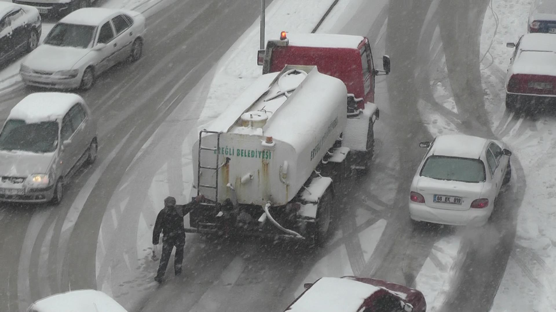 BUZLU YOLDA , EREĞLİ BELEDİYESİNE AİT ARACA VATANDAŞ DESTEĞİ!!!