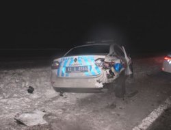 Buzlanma kazalara neden oldu Kaza yerine Giden Polis Aracına Otomobil Çarptı