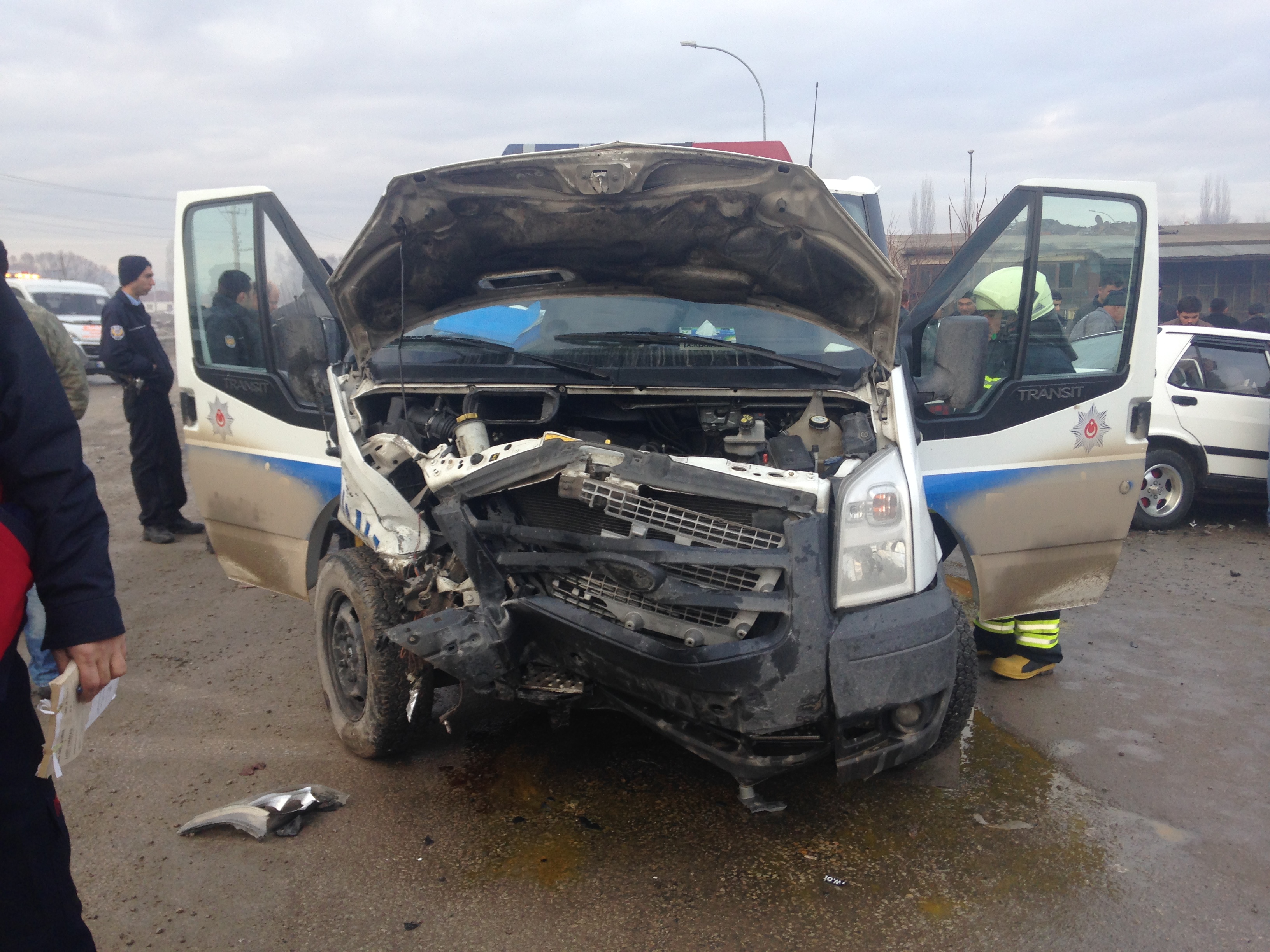 Polis Otosu İle Otomobil Çarpıştı: 2 Yaralı