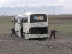 KONTROLDEN ÇIKAN YOLCU OTOBÜSÜ TARLAYA UÇTU!