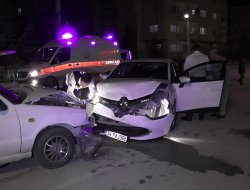 TERS YÖNE GİREN OTOMOBİL İLE PİKAP KAFA KAFAYA ÇARPIŞTI